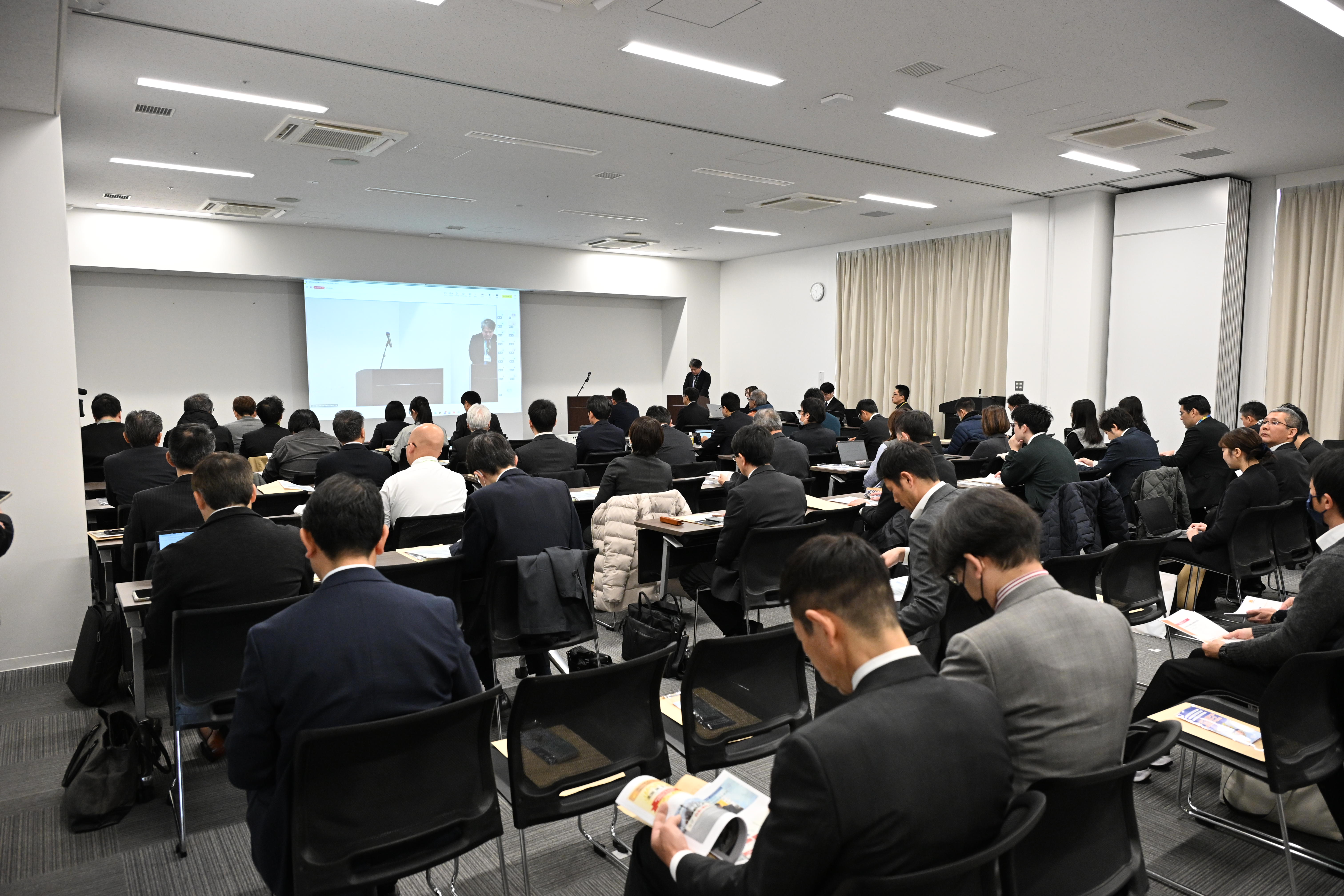 �n��Љ�DX�Z�~�i�[�̗l�q