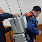 �Վ��ЊQ�����ݔ��y�эЊQ�΍��p�ړ��ʐM�@��̑���̌�������{�̎ʐ^�ł�