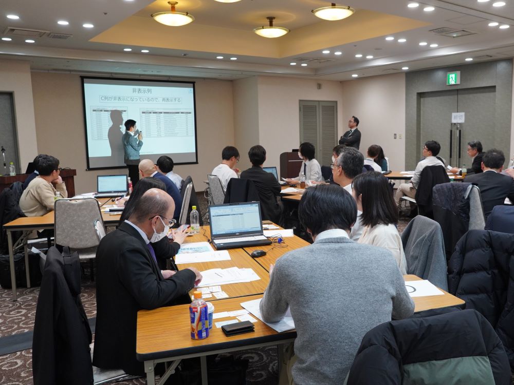 �u�T�C�o�[�C���V�f���g���Kin���s�v���K�̗l�q�i�E�j