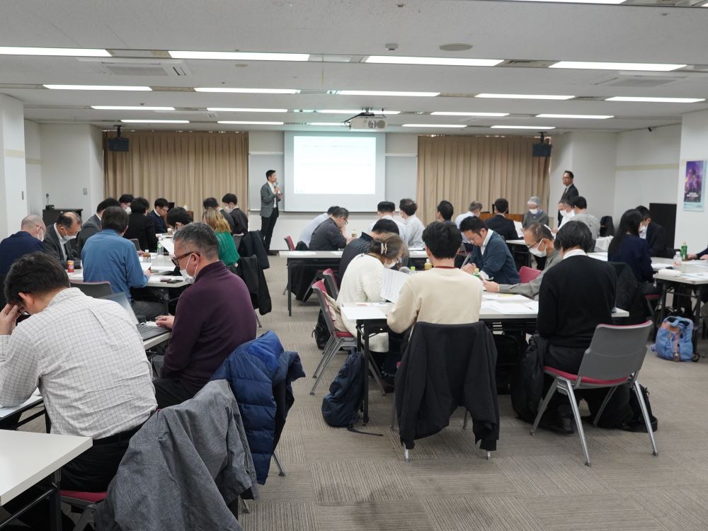 �u�T�C�o�[�C���V�f���g���Kin�_�ˁv���K�̗l�q�i�E�j