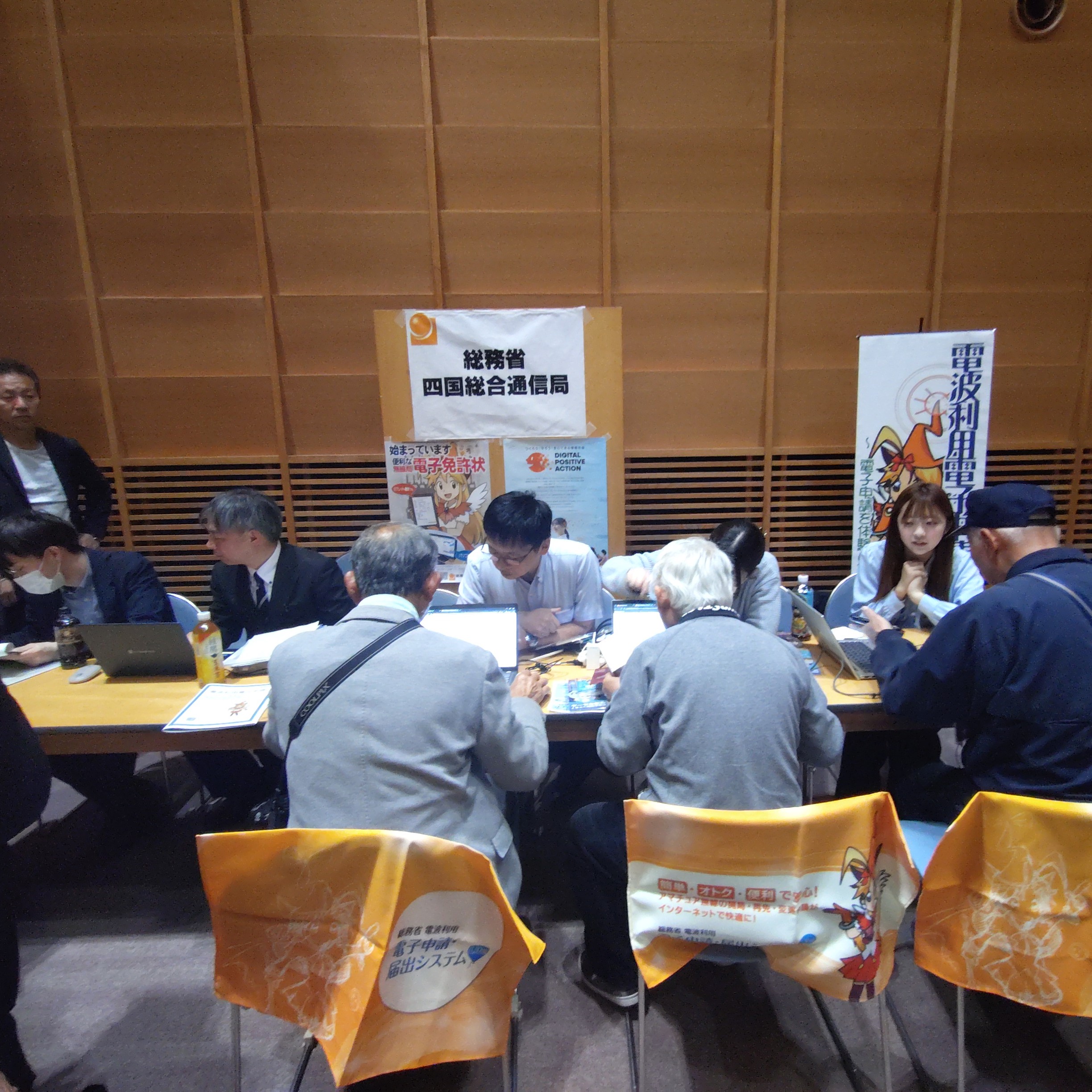 �u�l���n���t�F�A�v�ɖ����Ǔd�q�\���̌��u�[�X���o�W
�̎ʐ^�ł�