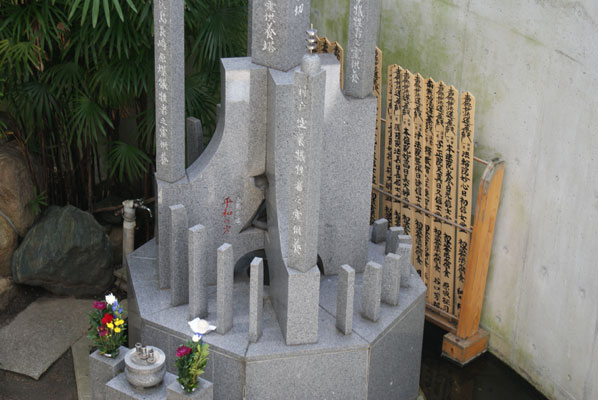 神戸空襲犠牲者之霊供養塔