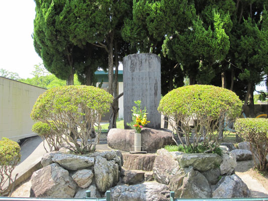 神戸国民学校の教員殉職碑