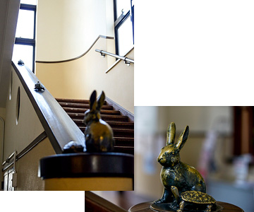 階段の手すりに設置されているウサギとカメの像の写真