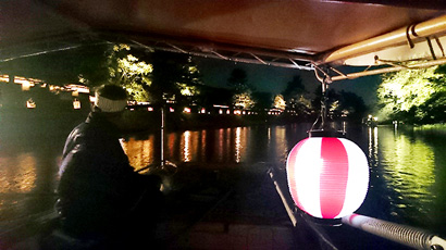 遊覧船から眺める「松江水燈路」の写真