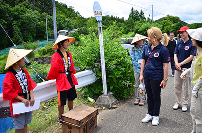 「語り部ジュニア」と「熊野古道環境保全ウォーク」の参加者の写真