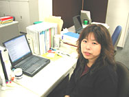 @qEi