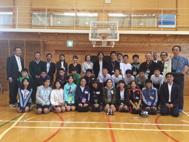 賀茂小学校の受講児童、メンター、実証校校長先生他の集合写真