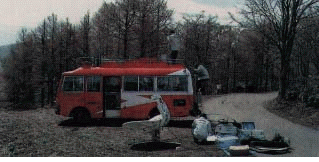 可搬型地球局装置を操作し有珠山映像を画像伝送する職員