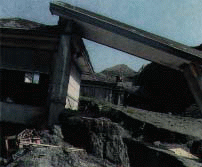 地盤が隆起して倒壊した家屋