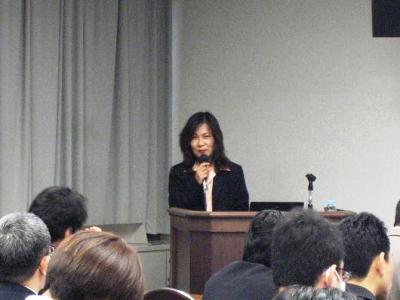 写真:崎山雅子(さきやま まさこ)氏による御講演の様子