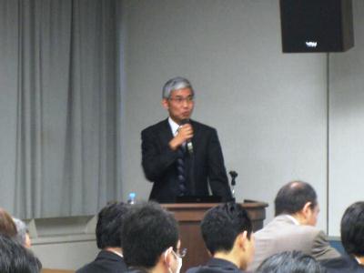 写真:藤原通孝(ふじわら みちたか)総務省高度通信網振興課長による講演