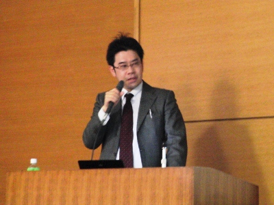 写真:山中直弘(やまなか なおひろ)課長補佐による講演の様子